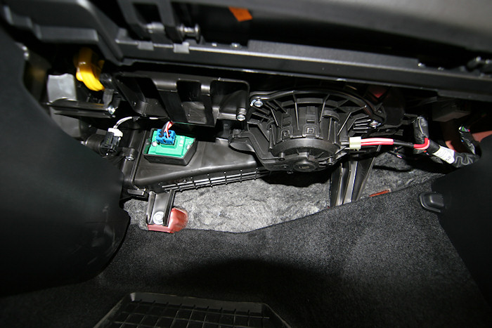 pohľad do &quot;diery&quot; nad nohami spolujazdca v novej Kia Sportage III (2011)